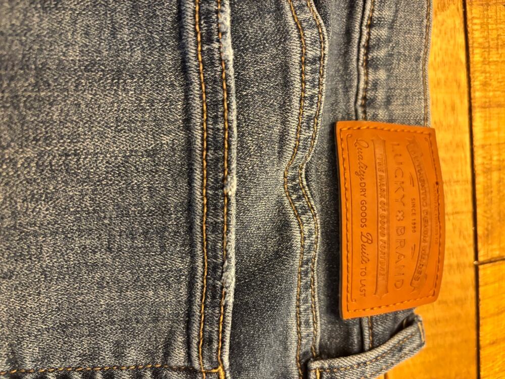 Women’s lucky brand skinny jeans size 10/30